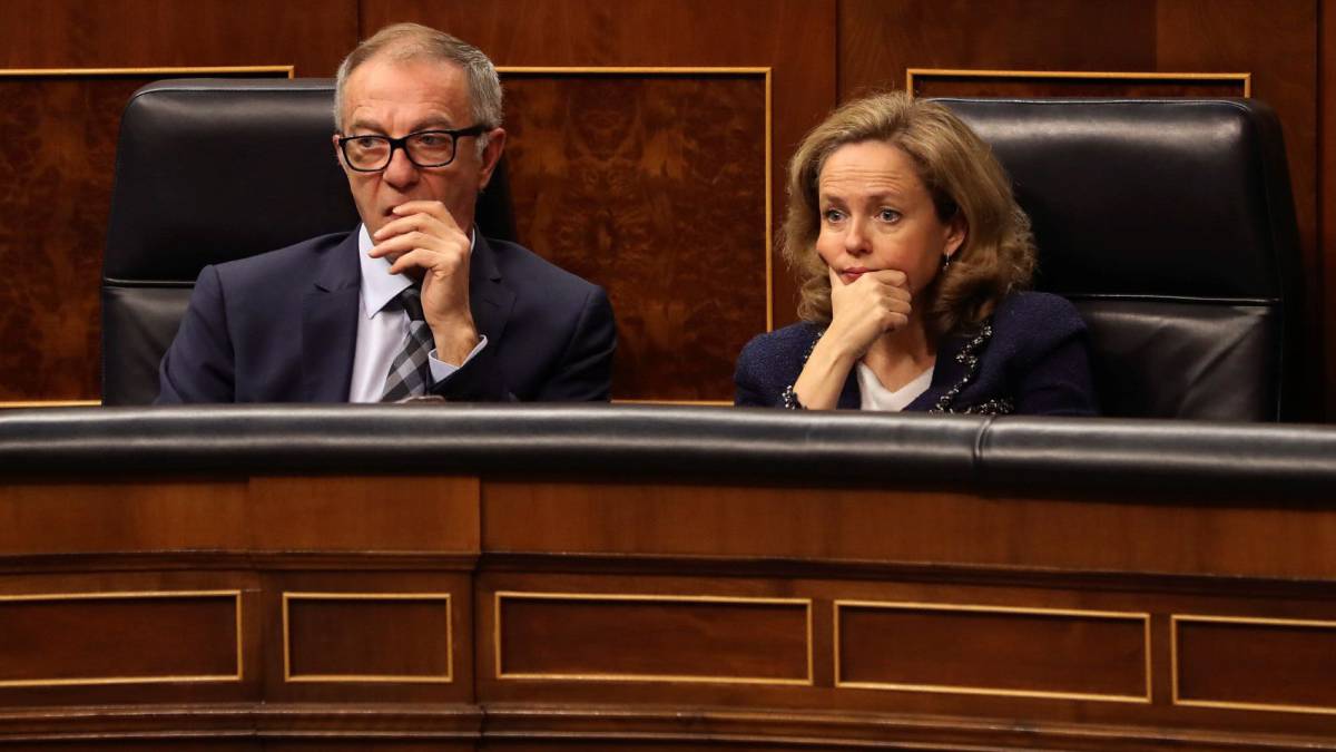 El ministro de Cultura, José Guirao, y la de Economía, Nadia Calviño, durante la sesión de control al Ejecutivo que hoy tiene lugar en el Congreso de los Diputados.