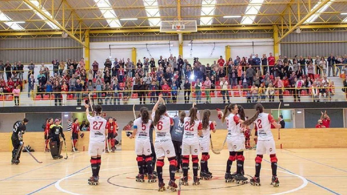 Las jugadoras del Telecable Gijón celebran una victoria ante su afición.