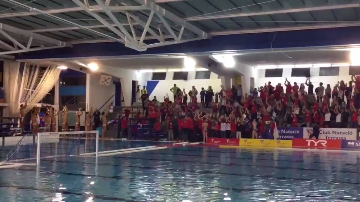 El Terrassa empató contra el Budapest y lo celebró con la afición
