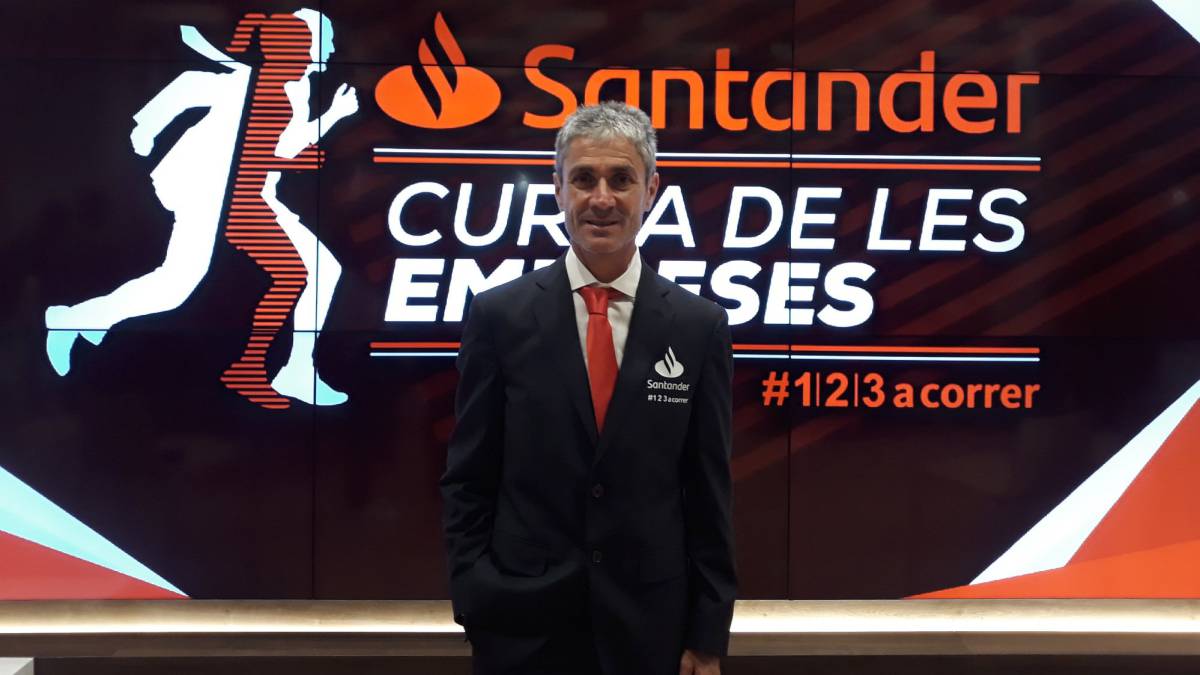 Martín Fiz posa en la presentación de la Cursa de les Empreses.