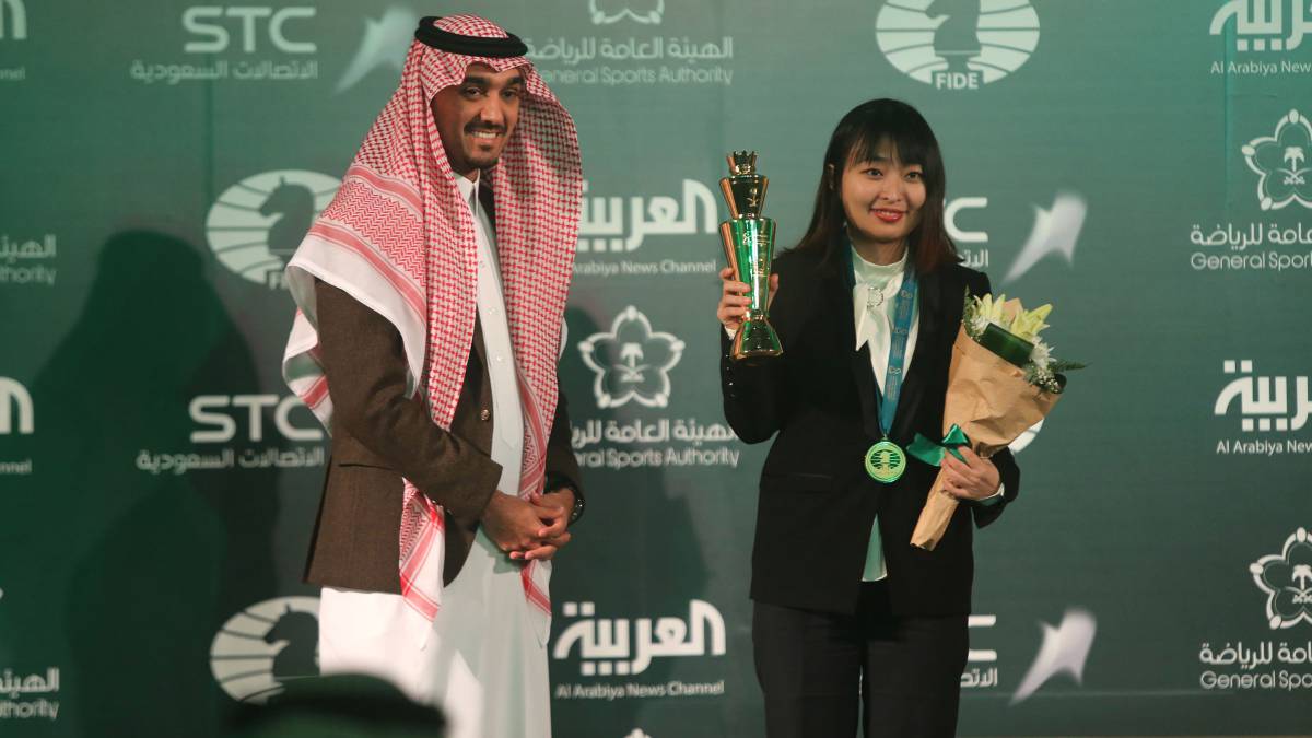 Ju Wenjun posa con el título de campeona del mundo de Ajedrez 2017.