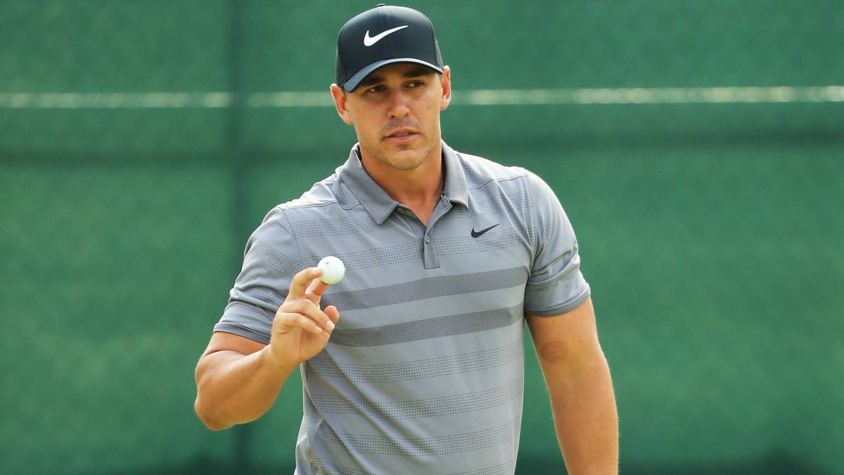 Brooks Koepka saluda tras completar un hoyo en The Northern Trust en el Ridgewood Championship Course de Ridgewood, New Jersey.