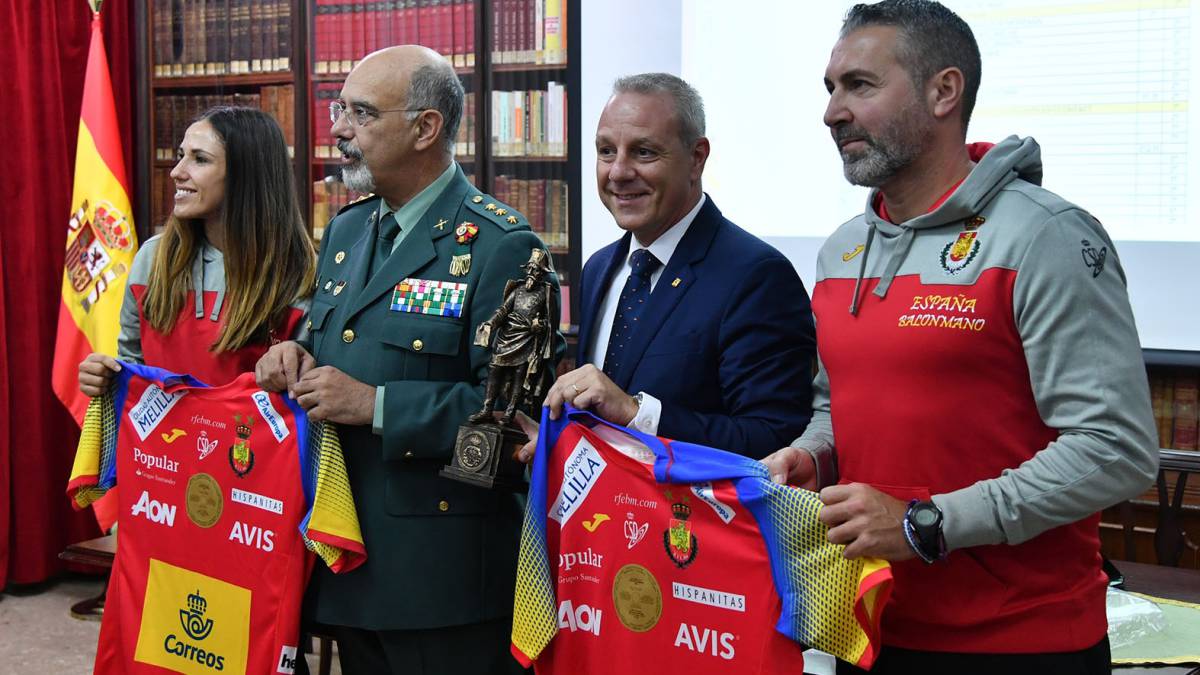 Carmen Martín y Carlos Viver en el actó con la Guardia Civil