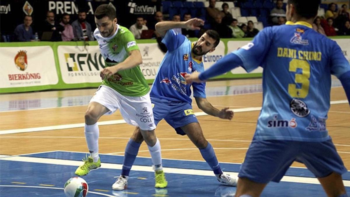 Lolo, de Palma Futsal, golpea el balón ante la presencia de Isi, de Peñíscola RehabMedic