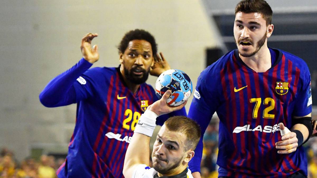 Duarte y Fabregas, dura defensa azulgrana.