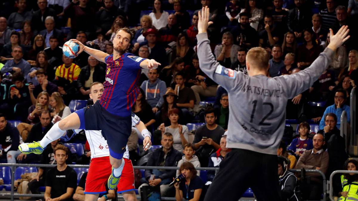 El jugador danés del FC Barcelona Casper Mortensen (i), lanza ante el portero Ivan Matskevich