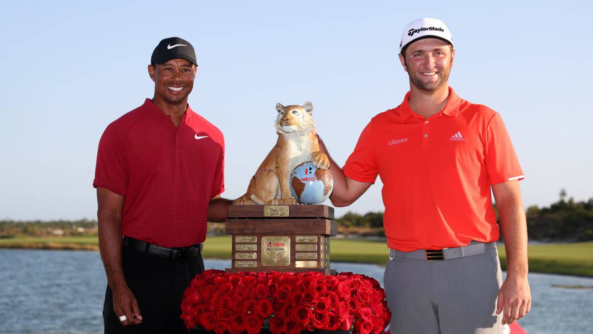 Jon Rahm posa con el trofeo y con el anfitrión Tiger Woods