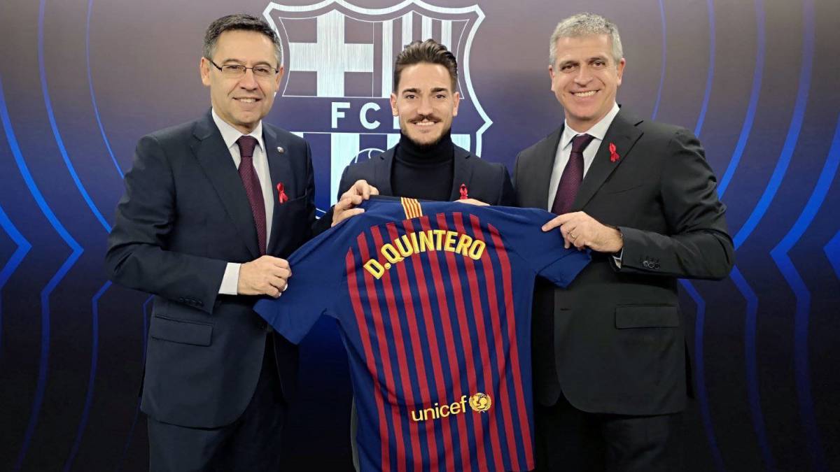 Fotografía facilitada por el karateca Damián Quintero (c) subcampeón del mundo de katas, y que fue homenajeado este domingo por el FC Barcelona, que le entregó una camiseta azulgrana del equipo en el antepalco del Camp Nou.
