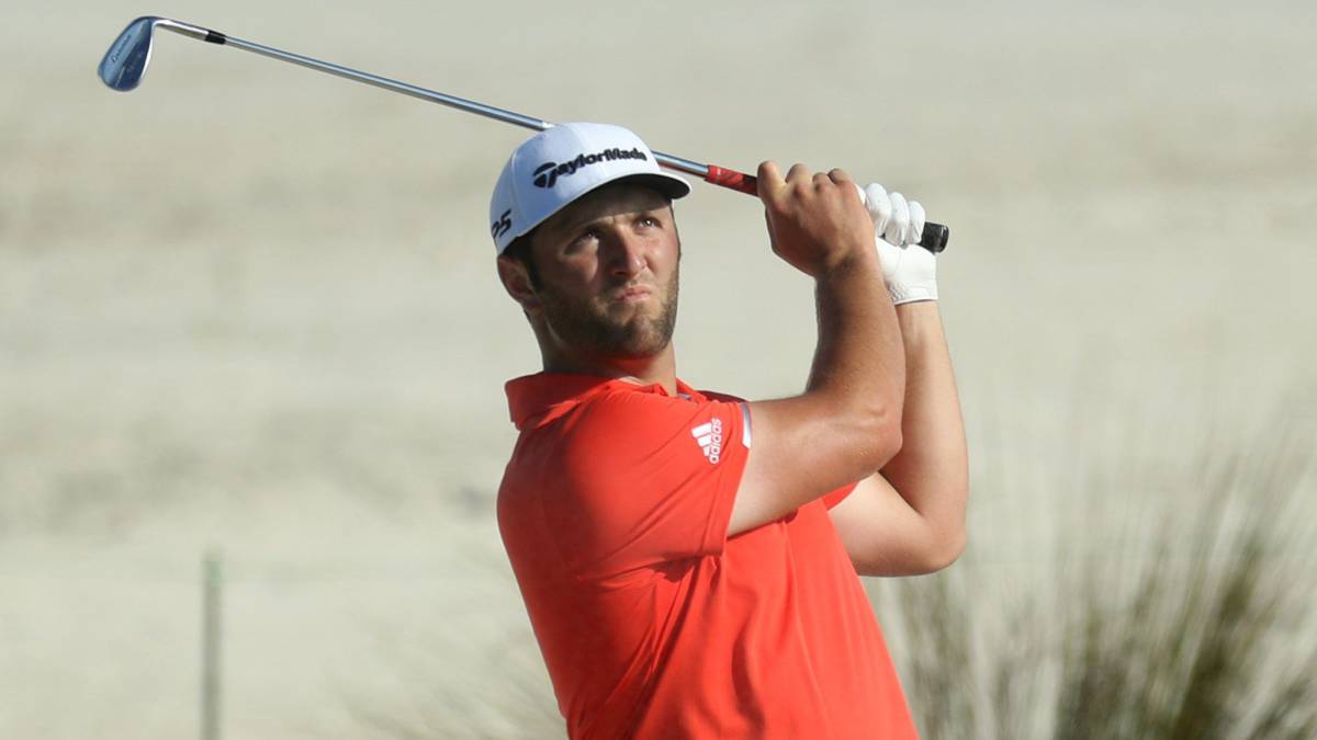 Jon Rahm golpea la bola durante el Hero World Challenge.
