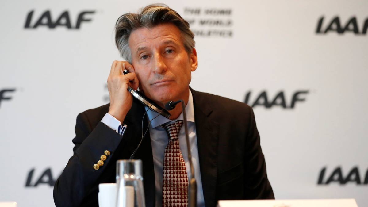 Sebastian Coe en la conferencia de prensa tras la asamblea de la IAAF en Montecarlo