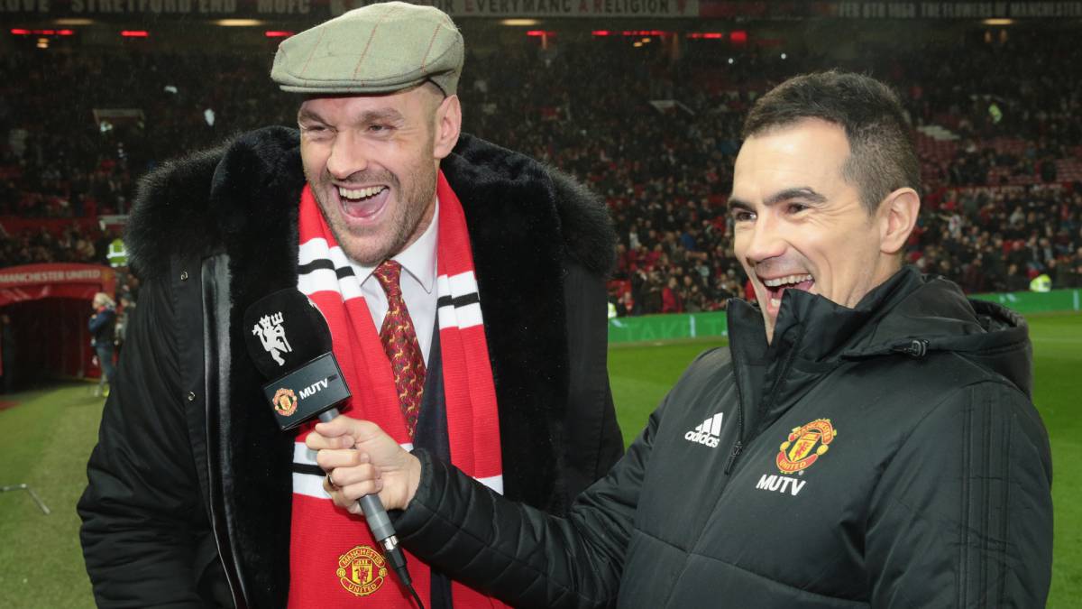 Tyson Fury atiende a los medios durante el descanso del partido de Premier League entre Manchester United y Arsenal FC en Old Trafford.