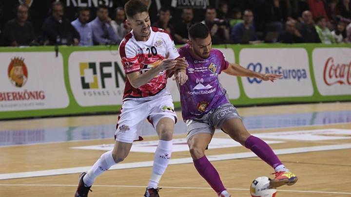 Xuxa, de ElPozo Murcia, y Taffy, del Palma Futsal, pugnan por el balón.