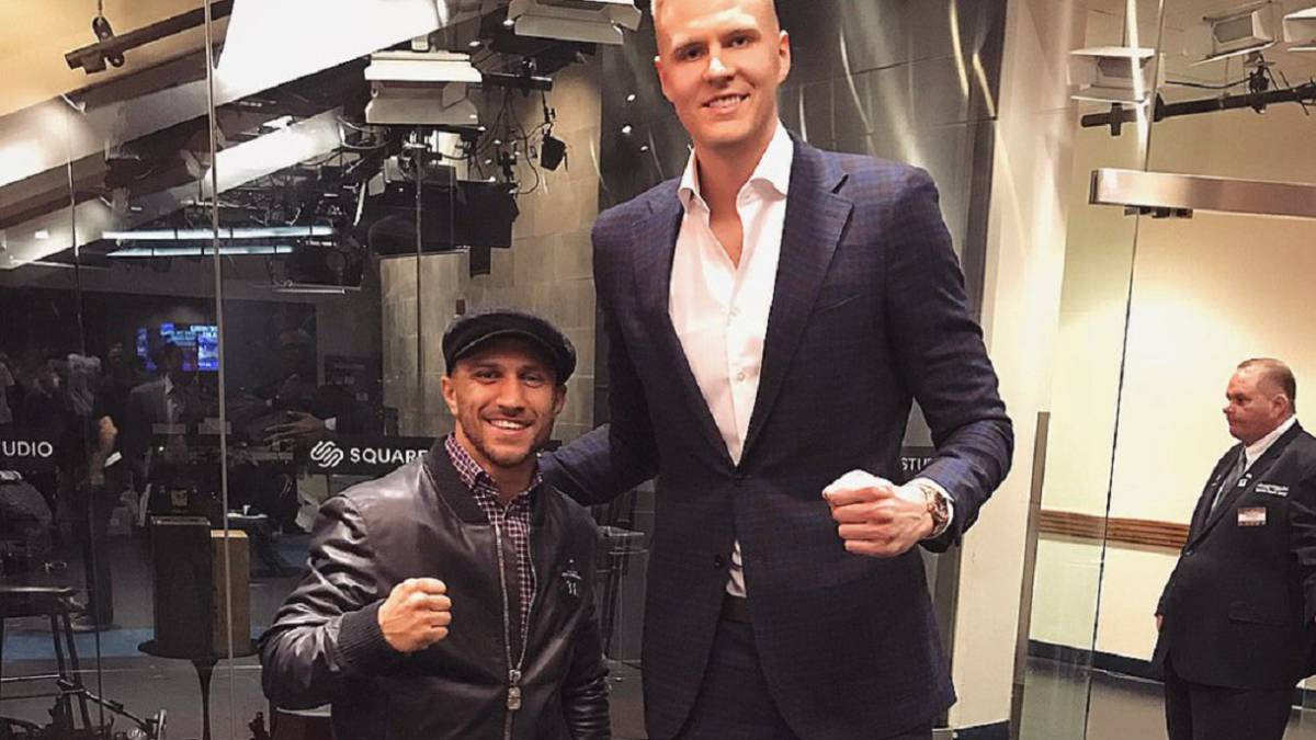 El campeón del peso ligero Vasyl Lomachenko y el jugador de los New York Knicks Kristaps Porzingis posan en el Madison Square Garden.