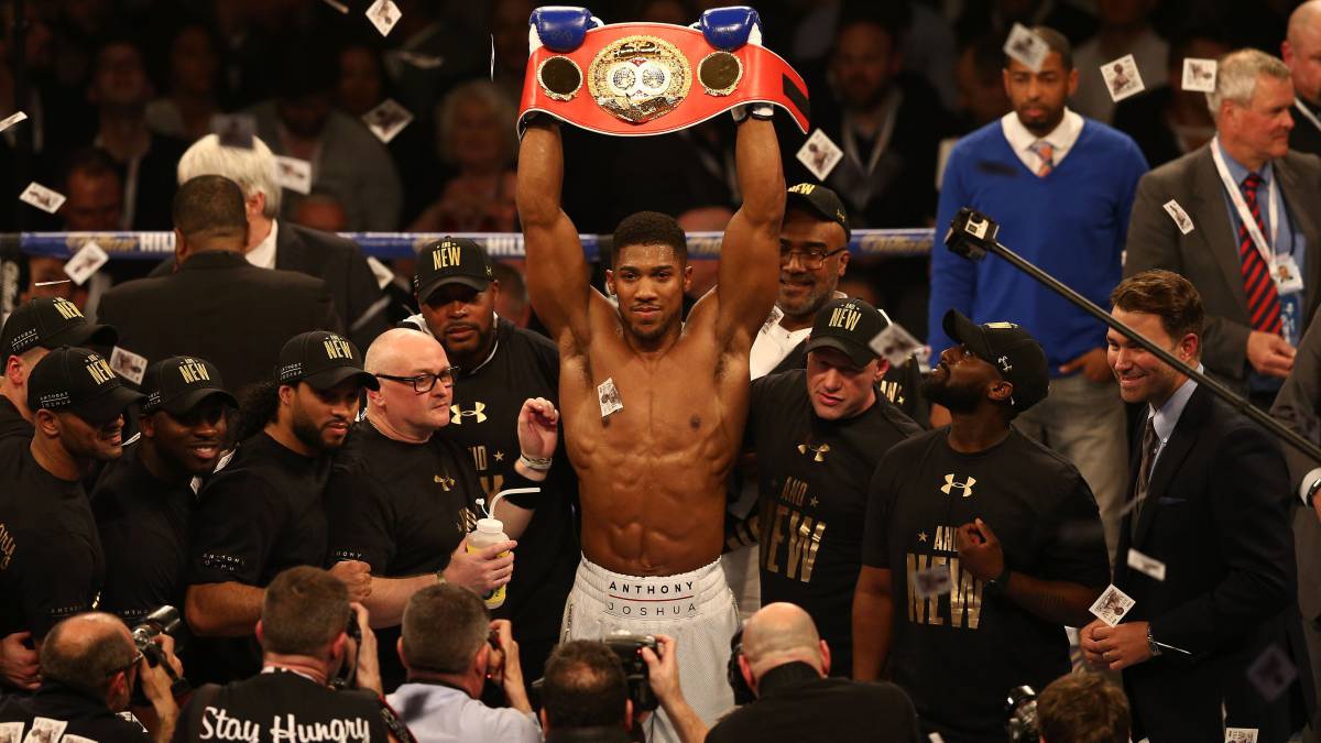 Anthony Joshua celebra su victoria ante Charles Martin en el combate por el cinturó del peso pesado de la IBF en 2016.