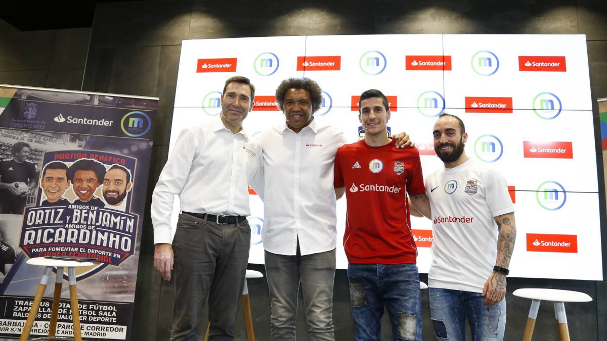 Felipe Martín, Benjamín Zarandona, Carlos Ortiz y Ricardinho posan durante la presentación del partido entre los Amigos de Ortiz y Benjamín y los Amigos de Ricardinho para ayudar a fomentar el deporte en Guinea Ecuatorial.