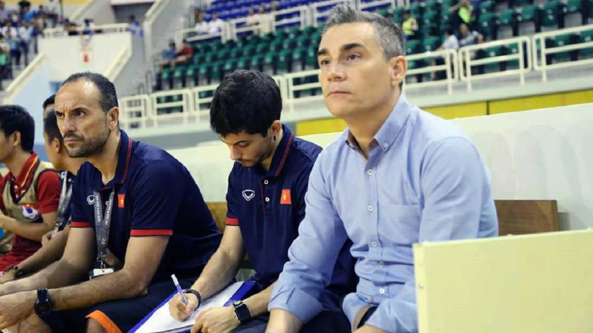 El seleccionador de Vietnam, Miguel Rodrigo, junto al preparador físico Arkaitz Sisniega y el entrenador de porteros Antonio García, durante un partido.