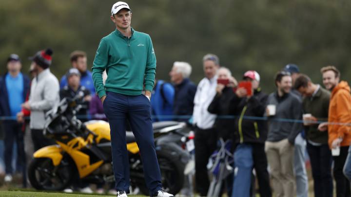 Justin Rose observa una bola durante el Sky Sports British Masters en el Walton Heath Golf Club.
