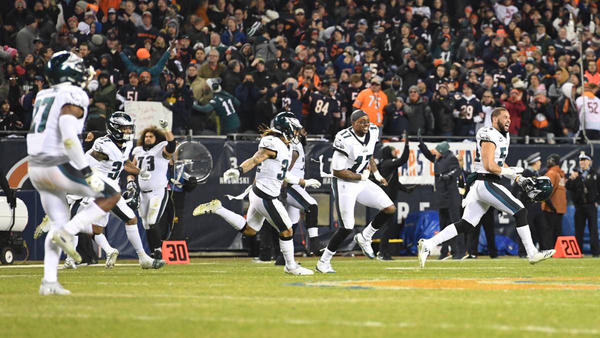 Los Eagles ganan en Chicago con la suerte del campeón