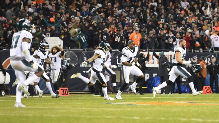 Los Eagles ganan en Chicago con la suerte del campeón