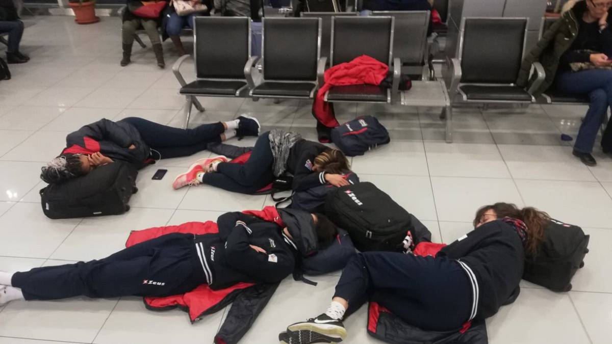 Las 'Leonas' del vóley descansan en el aeropuerto antes de embarcar hacia España tras lograr la clasificación para el Europeo.