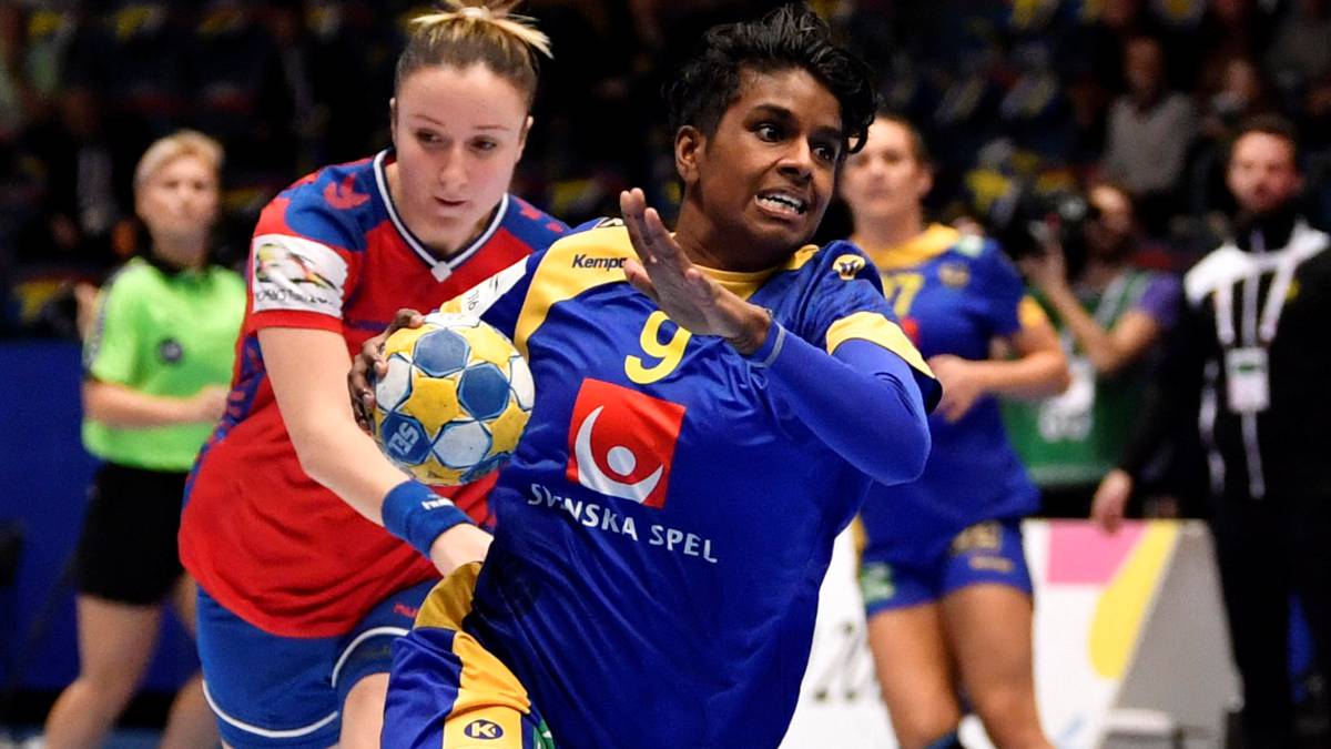 Louise Sand intenta lanzar durante un partido con la selección sueca de balonmano.