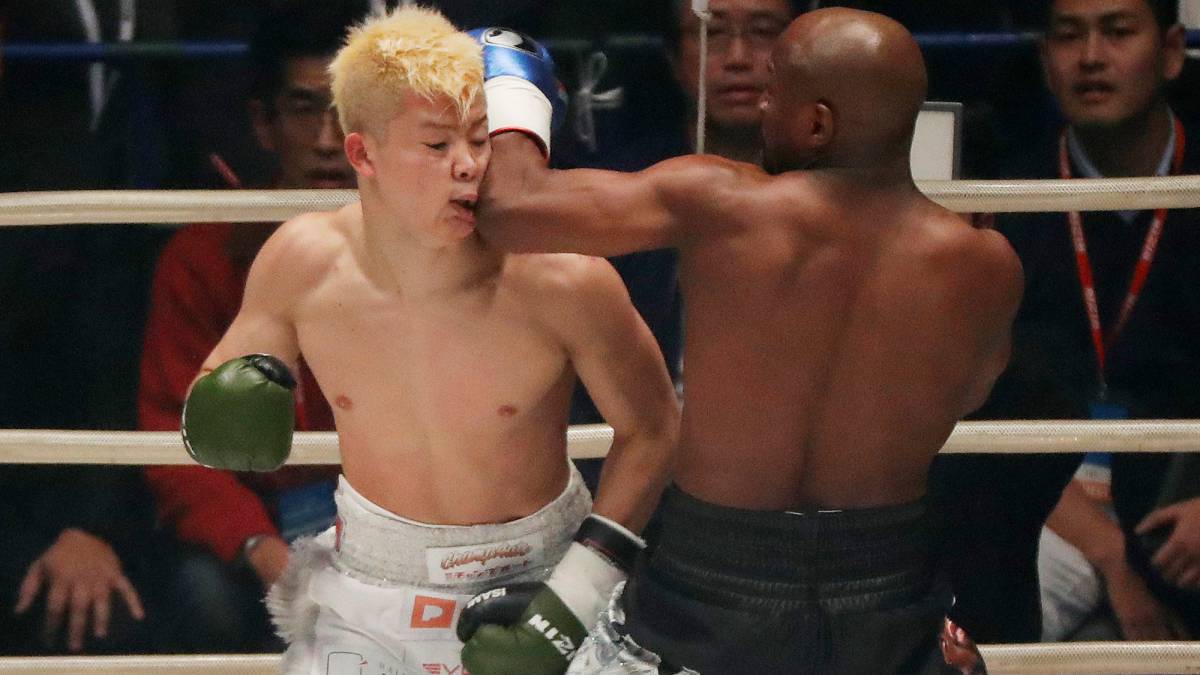 Floyd Mayweather golpea a Tenshin Nasukawa durante una pelea de exhibición.