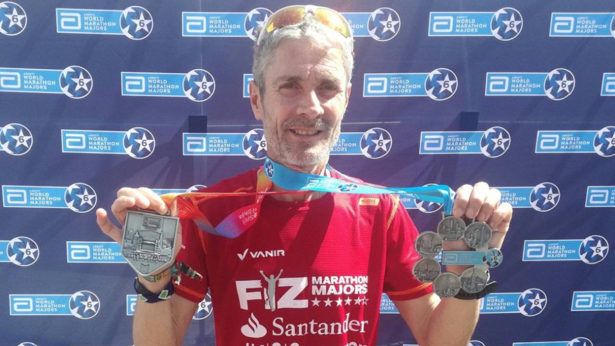 Martin Fiz posa tras ganar las seis grandes maratones en categoría senior.