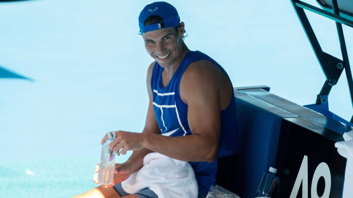 Rafa Nadal sonríe durante un descanso en un entrenamiento para el Open de Australia.