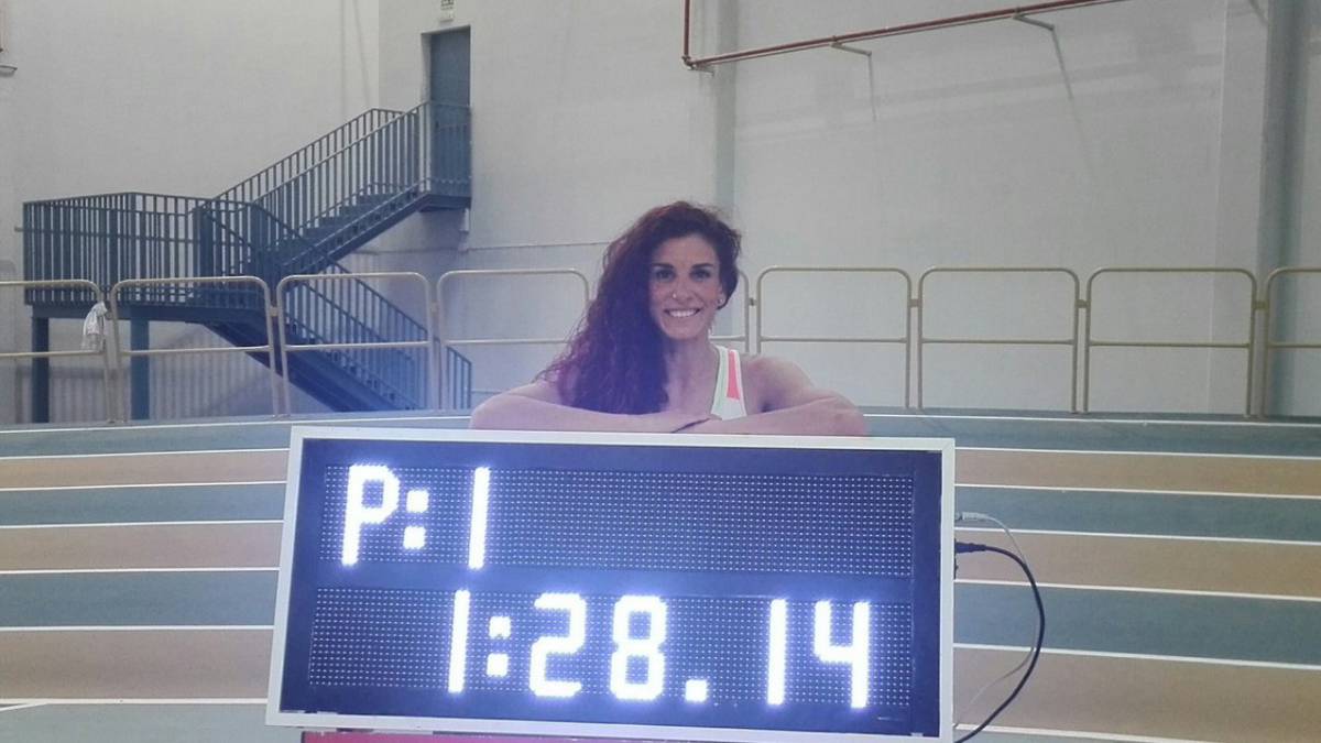 Laura Bueno bate la plusmarca española de 600m bajo techo
