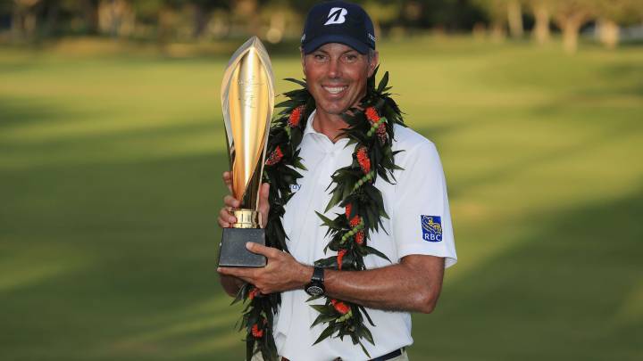 Matt Kuchar posa con el trofeo de campeón del Sony Open de Hawaii en el Waialae Country Club de Honolulu, Hawaii.