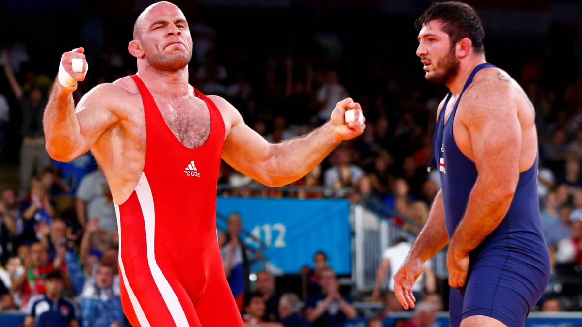 Artur Taymazov celebra su vcitoria ante Davit Modzmanashvili en la final de lucha libre en los Juegos Olímpicos de Londres.