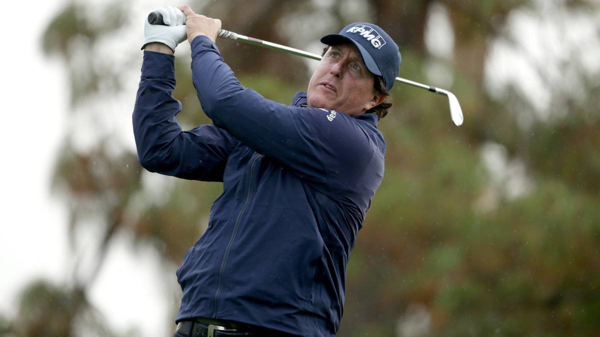 Phil Mickelson golpea un abola durante la primera jornada del Desert Classic en La Quinta Country Club de La Quinta, California.