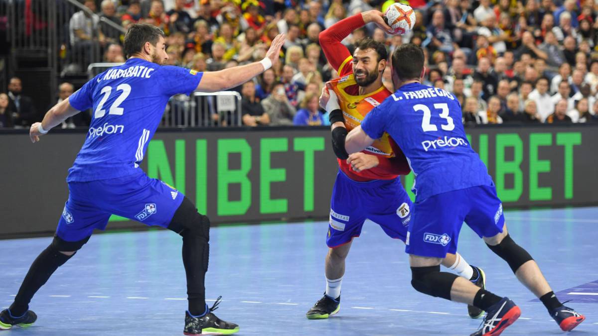 Dani Sarmiento intenta lanzar durante el partido del Mundial de Balonmano entre España y Francia.