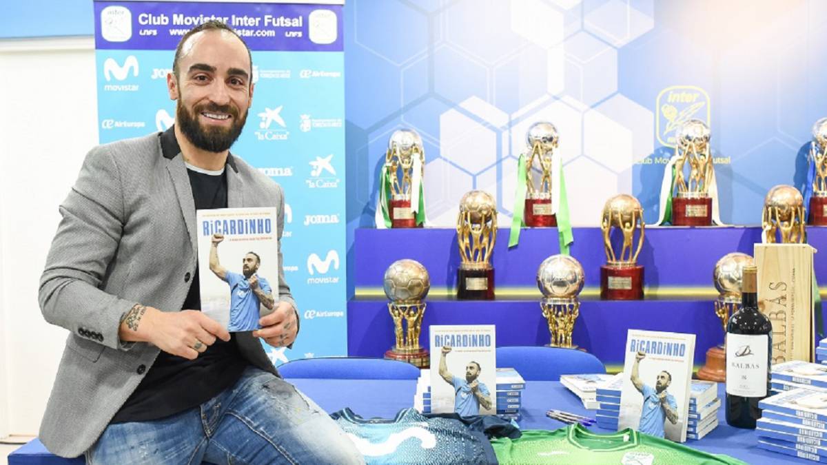 Ricardinho presentó su libro: "En el fútbol sala faltan ídolos"