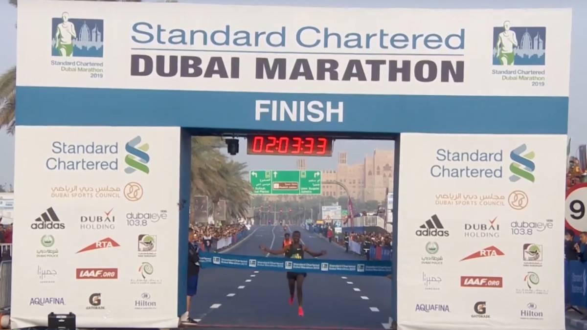 El etíope Getaneh Molla se impone en el Maratón de Dubai.