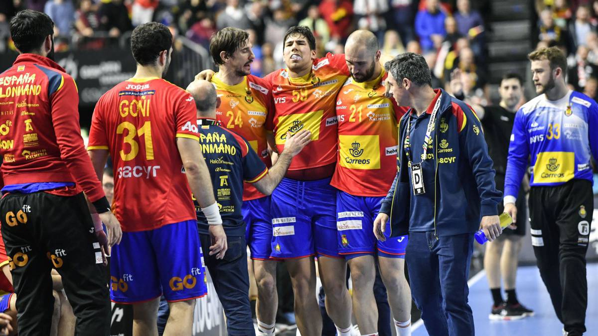 Dani Dujsebaev abandona la pista ayudado por Morros y Cañellas.