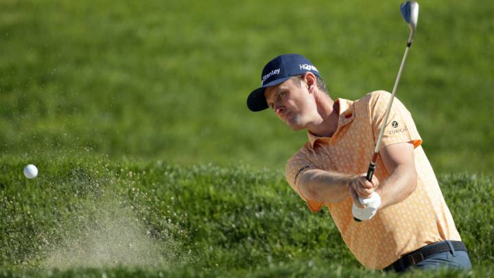 Justin Rose golpea una bola durante el Farmers Insurance Open 2019 en el Torrey Pines Golf Course en San Diego, California.