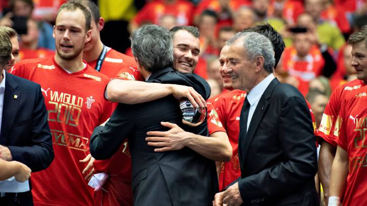El príncipe Frederik de Dinamarca abraza a Mortensen en la entrega de medallas.