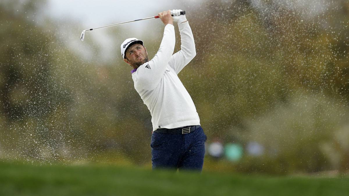 Jon Rahm golpea la bola durante el Waste Management Phoenix Open en el TPC Scottsdale de Scottsdale, Arizona.