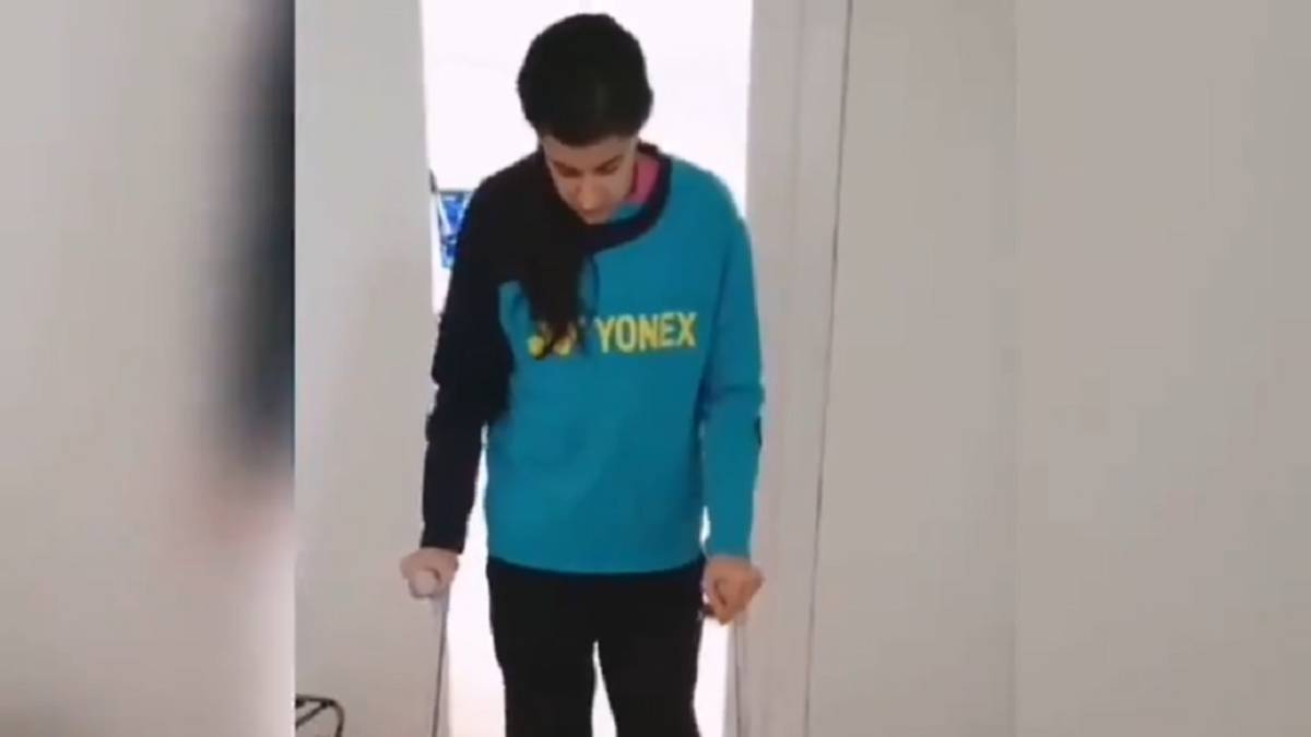 Carolina Marín muestra su recuperación con un vídeo andando con muletas.