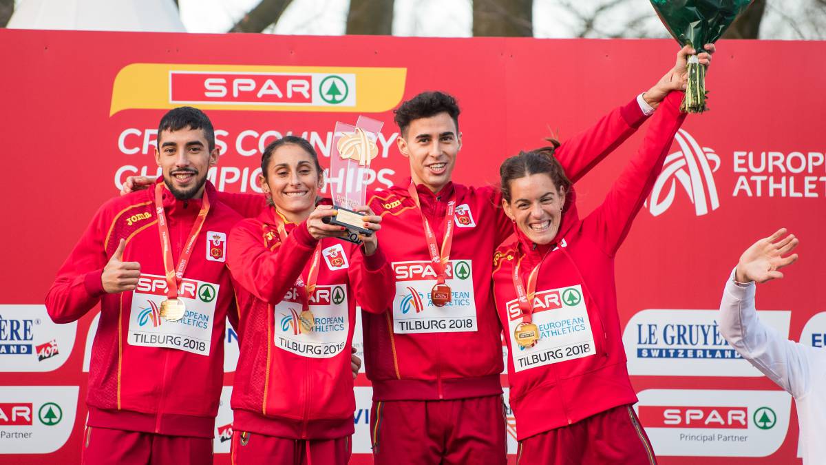 Víctor Ruiz posa junto a Saúl Ordóñez, Solange Pereira y Esther Guerrero tras ganar la medalla de oro en categoría mixta en los Europeos de Cross.
