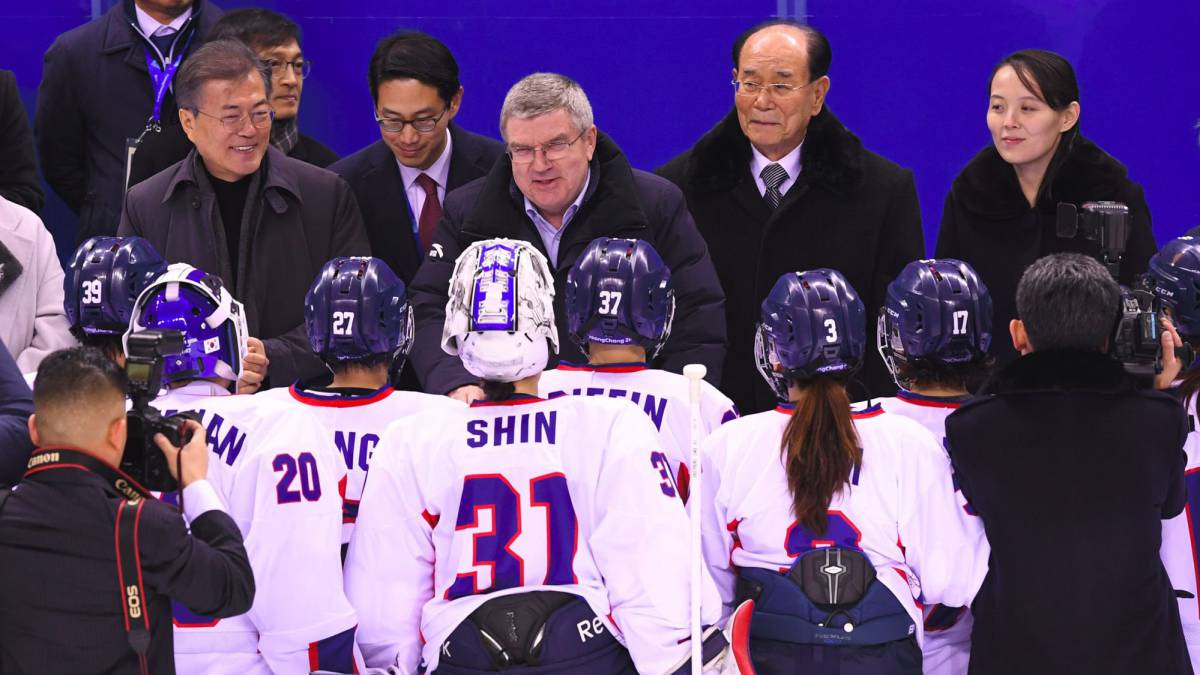 Moon Jae-in, Thomas Bach y Kim Yong.