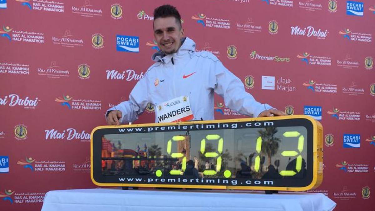 Julien Wanders posa con su registro de 59:13, nuevo récord de Europa de media maratón.