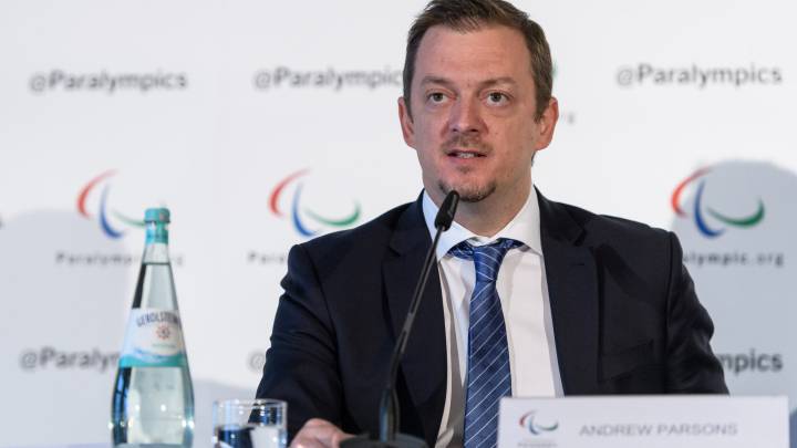 El presidente del Comité Paralímpico Internacional Andrew Parsons interviene durante una rueda de prensa en Bonn, Alemania.