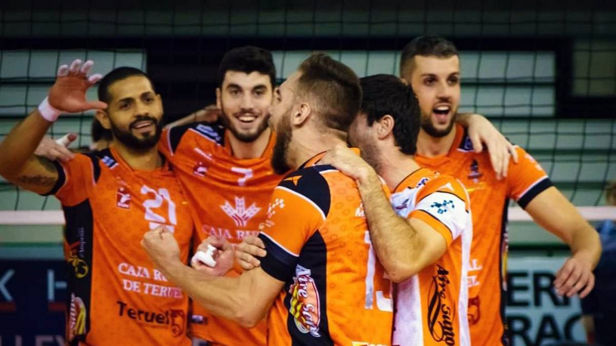 Los jugadores del Teruel celebran la victoria.