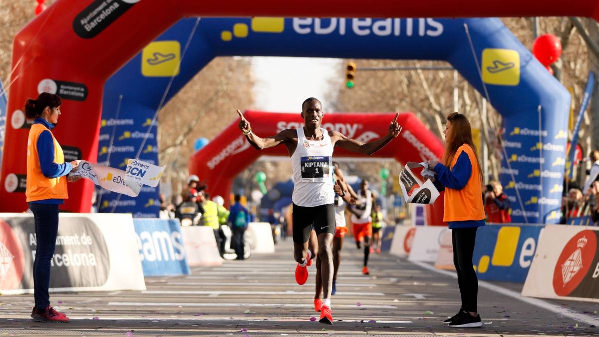 Eric Kiptanui y Roza Dereje vencen sin poder batir récords