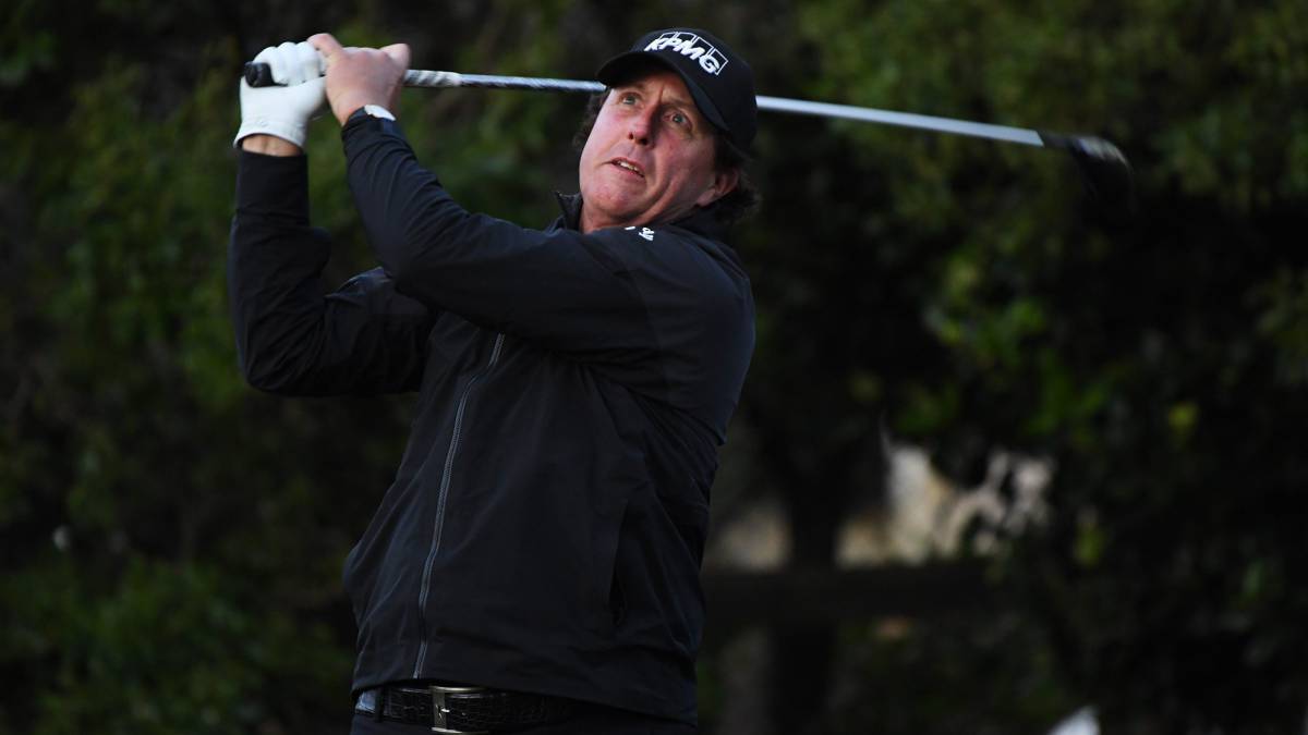 Phil Mickelson golpea la bola en el AT&T Pebble Beach Pro-Am en Pebble Beach Golf Links en Pebble Beach, California.