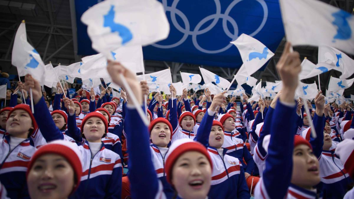 Animadoras norcoreanas animan con la bandera de Corea unificada durante los Juegos Olímpicos de Invierno de Pyeongchang 2018.