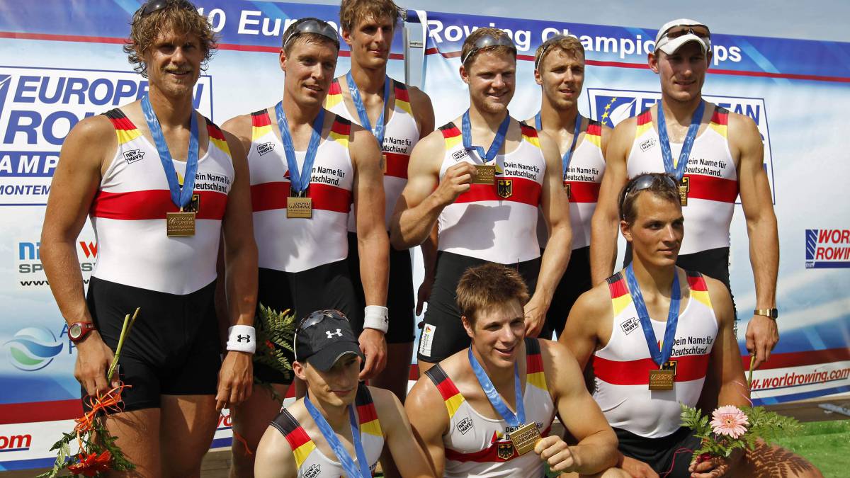 Maximiliam Reinelt posa con sus compañeros de la selección alemana tras subir al podio en la prueba de timonel.
