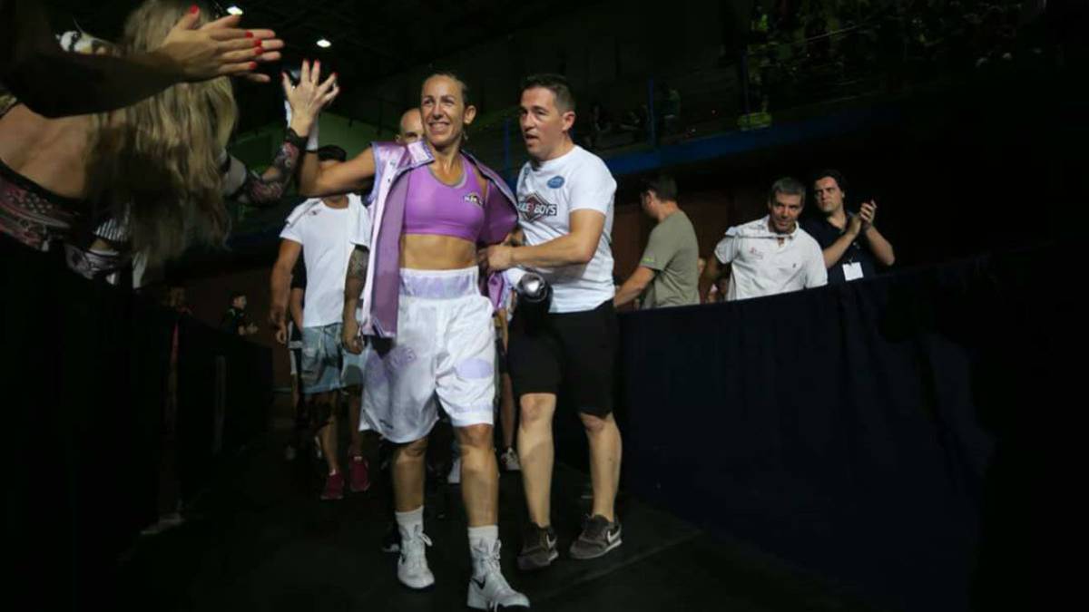 Eva Naranjo, ante 'Barby' Juárez por el Mundial WBC del gallo